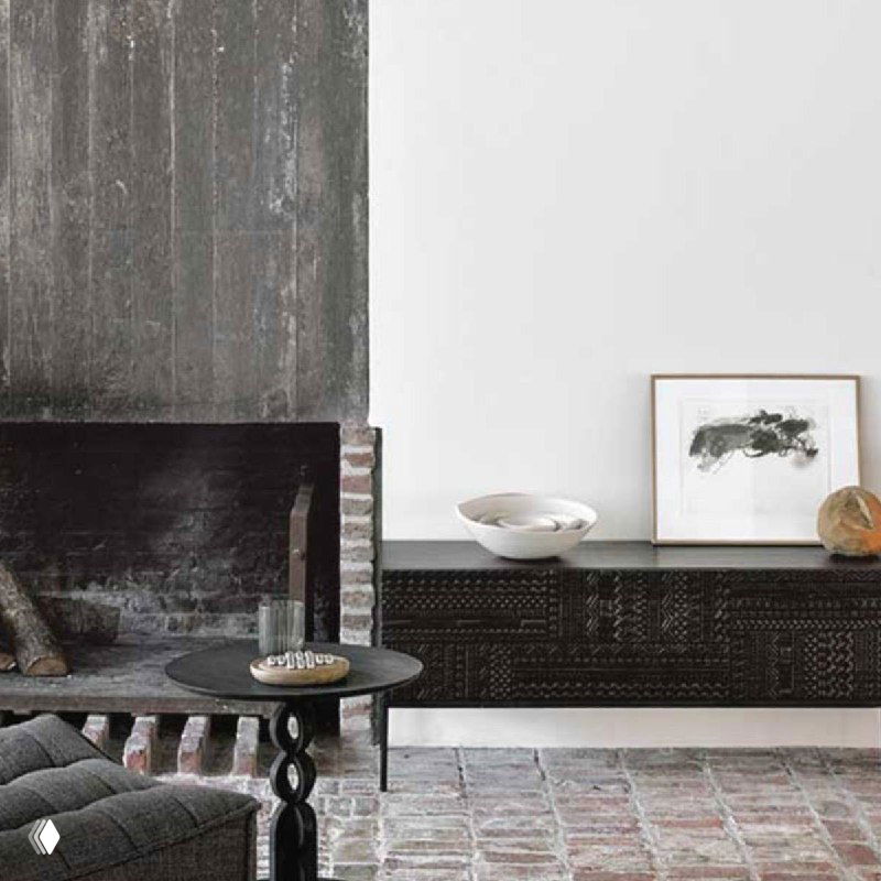 Тумба из ясеня в интерьере у камина: длинная тёмная тумба с резными ящиками, окружение в стиле современного минимализма.