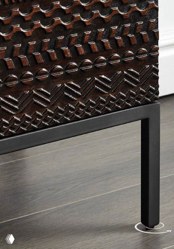 Опора и ножка тумбы из ясеня: металлическая ножка тёмного цвета, примыкающая к массивному фасаду с текстурой дерева.