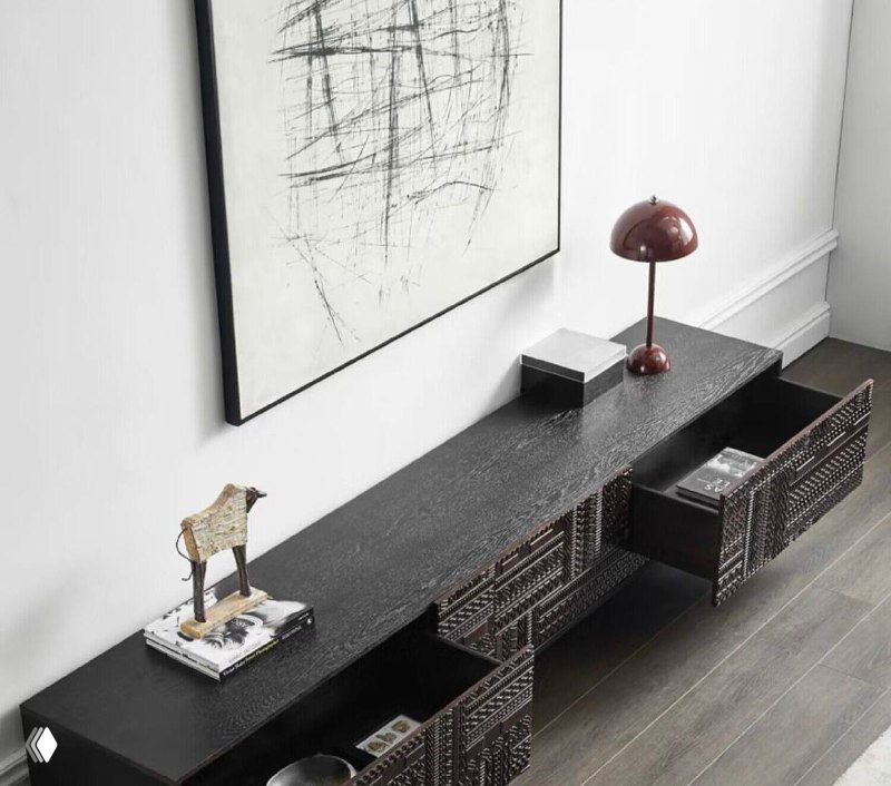 Тумба из ясеня с открытыми ящиками и сложенными вещами: демонстрация функциональности и внутреннего пространства тумбы.