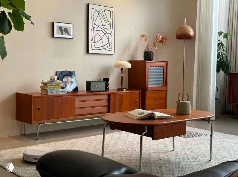 Горизонтальная ТВ-тумба из ясеня в светлой гостиной с журнальным столиком и высоким шкафом — интерьерный вид полного комплекта мебели.