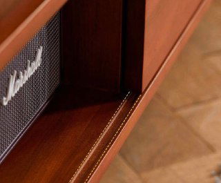 Деталь внутренней полки и отделки ясеня: аккуратный шов и столярная работа вблизи, акцент на качестве сборки и материалов.