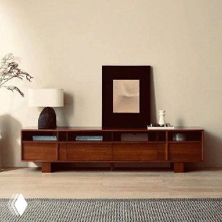 Длинная деревянная ТВ-тумба из ясеня в светлой гостиной: фронтальный ракурс с декоративным зеркалом и настольной лампой рядом, интерьер.