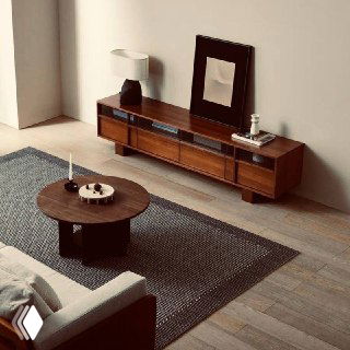 Угловой вид комнаты с ТВ-тумбой из ясеня: тумба, ковер и кофейный столик, показан общий масштаб и сочетание материалов в интерьере.