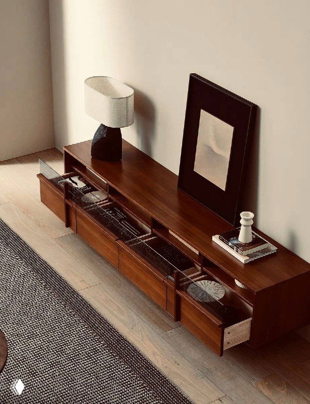 ТВ-тумба из ясеня крупным планом: верхняя поверхность и открытые секции для техники, вид сверху с раскрытыми ящиками и отделениями.