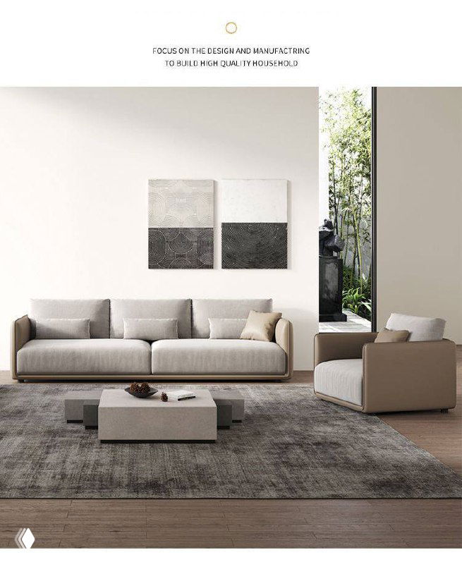 Диван в светлой комнате с журнальным столиком на полу и картинами на стене — показ очередного варианта отделки модели.