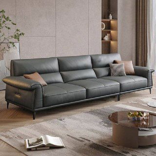 Тёмно-серый кожаный диван в интерьерной постановке, трёхместный вид с подушками, демонстрация контрастной отделки и ножек.