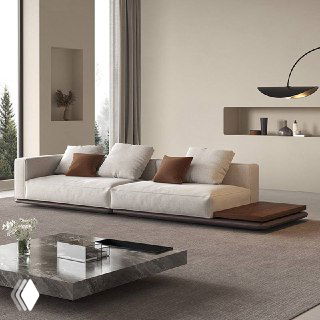 Угол дивана и модульные сиденья, акцент на низкую посадку, деревянную подставку и текстуру обивки из хлопка и льна на нейтральном фоне.