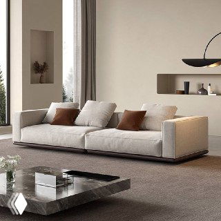 Диван в интерьере с журнальным столиком, нейтральные тона, минималистичный дизайн и вид под углом, подчёркивающий длину модели 360×98×67.