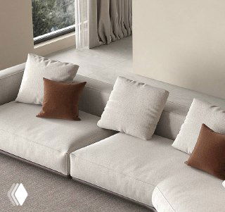 Крупный план подушек и сидений дивана: сочетание светлой хлопковой ткани и коричневых декоративных подушек, видна фактура ткани и швы.