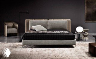 Вид спереди на кровать в современном интерьере: комбинированная обивка из ткани и искусственной кожи, декоративные подушки и низкие ножки.