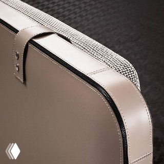 Макросъёмка декоративного кожаного ремня и молнии на корпусе кровати: внимание к фурнитуре и качеству отделки в деталях.