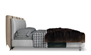 Боковой профиль кровати на белом фоне: вид сбоку показывает высоту основания, комбинированное изголовье и опорные ножки модели.