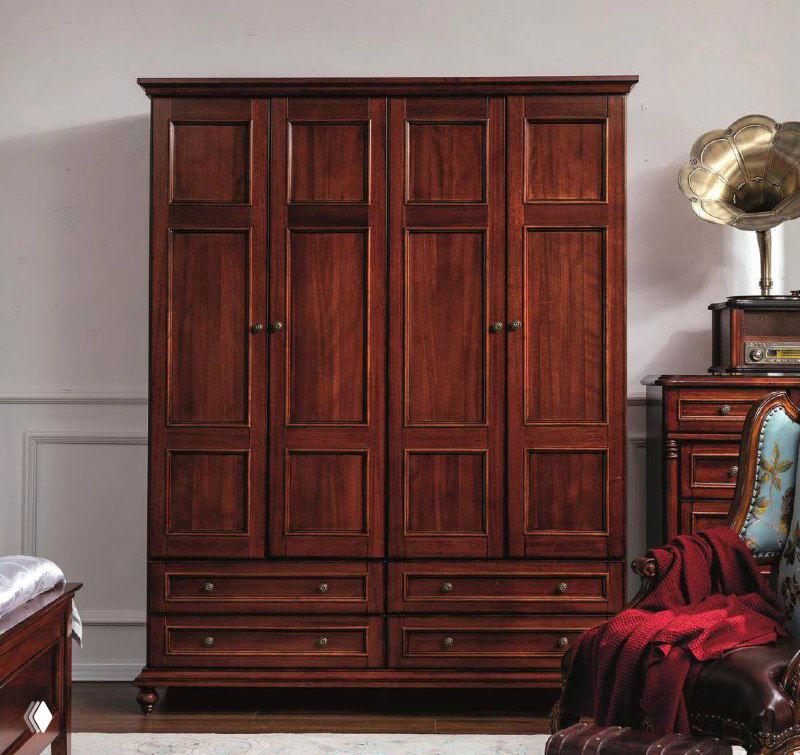 Фасад четырёхдверного шкафа из красного дерева в классическом интерьере, видны декоративные панели и нижние выдвижные ящики.