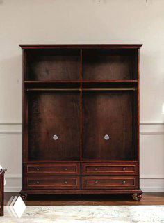 Внутреннее пространство шкафа из красного дерева: две отделённые секции для вешалок и несколько выдвижных ящиков внизу.