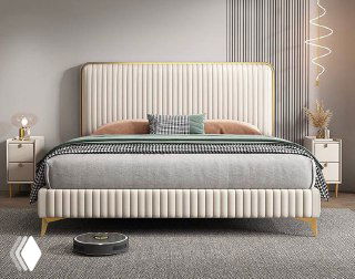 Современная кровать в светлой ткани с вертикальной стежкой на изголовье в интерьере — вид спереди с ковром и прикроватными тумбами.