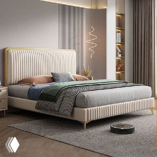 Угловой ракурс кровати в нейтральных тонах, показана фактура обивки и декоративные подушки, вид на ночник и шторы.