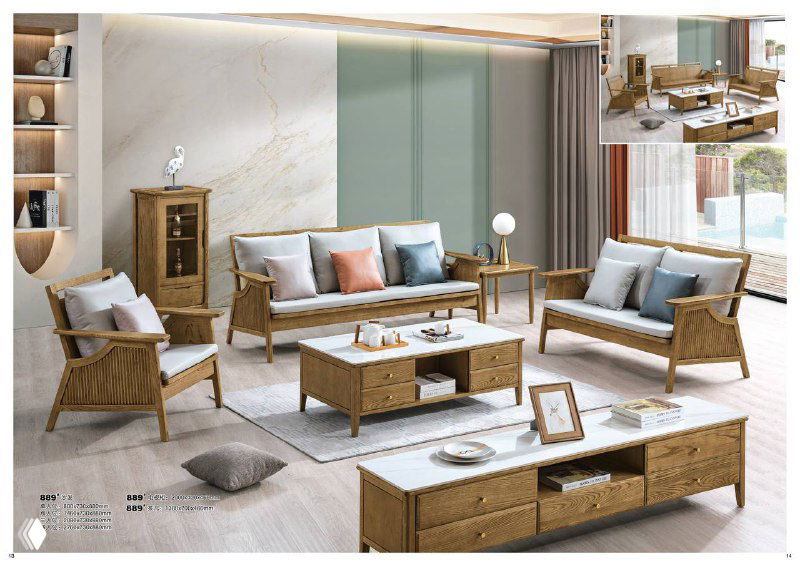 Комплект гостиной из североамериканского ясеня: диван, кресло и журнальный столик в светлом интерьере с декоративными подушками и мебелью из массива древесины.