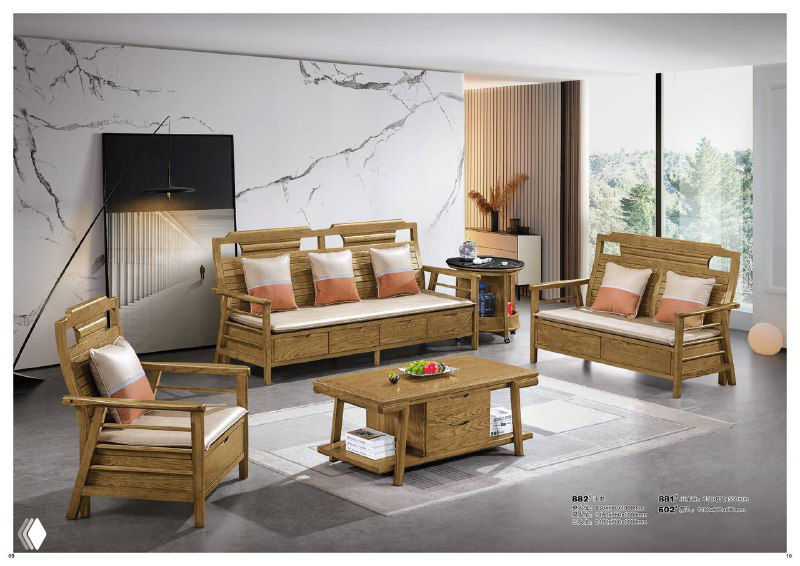 Классический комплект из ясеня: диван, кресло и журнальный столик на фоне мраморной стены и больших окон, демонстрирующий текстуру и цвет древесины.