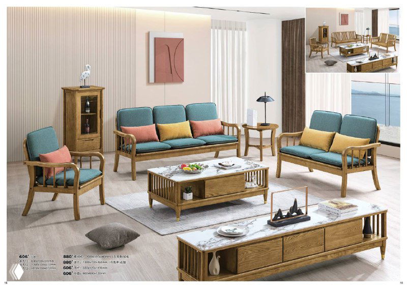 Гостиная с диваном и ТВ тумбой из североамериканского ясеня, цветные подушки и небольшой шкафчик — пример комплекта с функциональными элементами хранения.