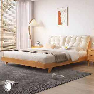 Спальная кровать из светлого дубового массива в уютном интерьере: деревянная рама, мягкое стёганое изголовье и аккуратно заправленная постель.