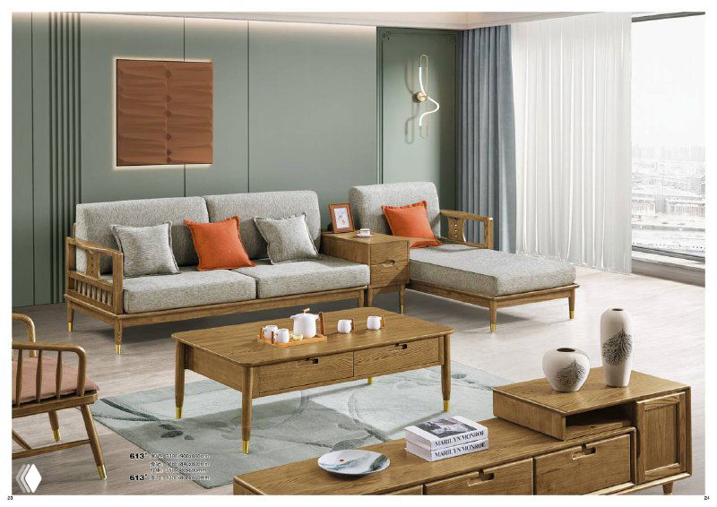 Интерьер с диваном и оттоманкой из североамериканского ясеня, журнальный стол и небольшая тумба в однотонной гамме, подчёркивающие текстуру древесины.