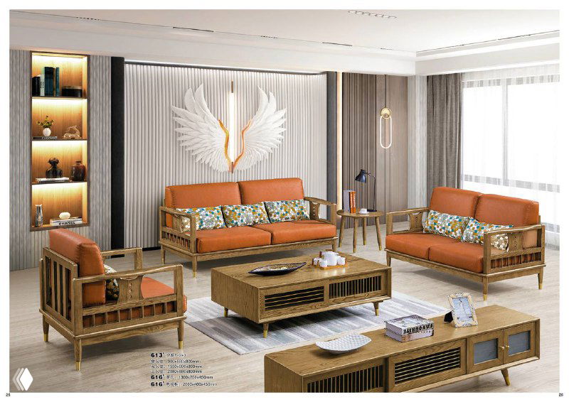 Гостиный комплект с кожаным креслом и тканевыми диванами, ТВ тумба и журнальный столик из массива ясеня на фоне светлого современного интерьера.