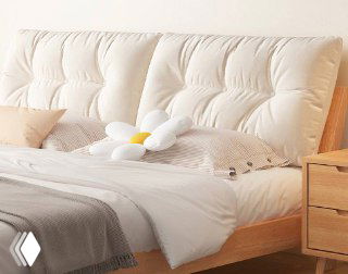 Крупный план мягкого стёганого изголовья кровати: бежевая обивка с декоративными складками, рядом видна деревянная тумба и элементы спальни.