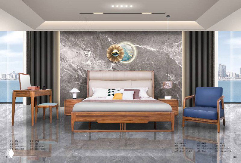 Спальня с кроватью и одиночным креслом в синей обивке; мебель из орехового массива сочетается с мраморной стеной и декором.