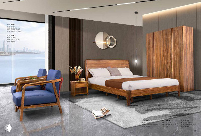 Спальня с кроватью и яркими синими креслами, на переднем плане прикроватная тумба и журнальный столик из тёмного ореха.