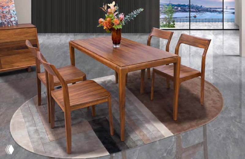 Крупный план комплекта: обеденный стол и четыре стула на ковре круглой формы, отражения на полу, натуральная древесная фактура.