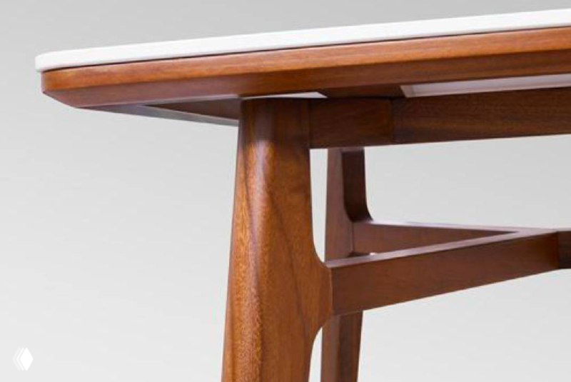 Крупный план нижней части столешницы и соединительных элементов: аккуратная шлифовка и покрытие на поверхности южноамериканского ореха.