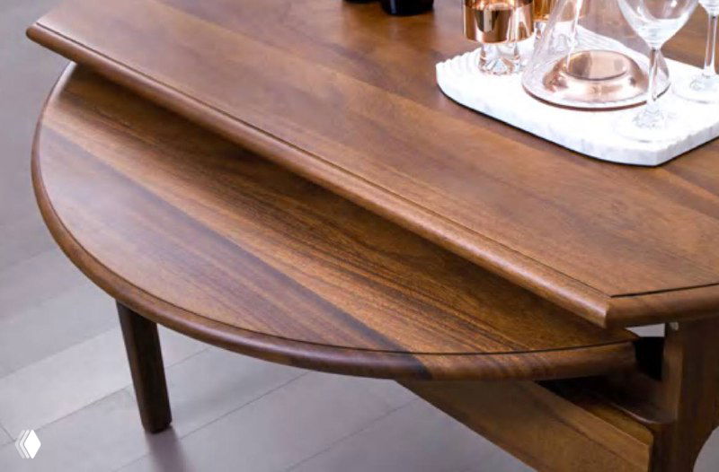 Полукруглая выдвижная полка стола из южноамериканского ореха в крупном плане, демонстрация формы и качества кромки столешницы.