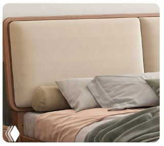 Крупный план мягкого изголовья кровати с бежевой обивкой и округлой деревянной рамкой из ясеня, видно швы и текстуру ткани.