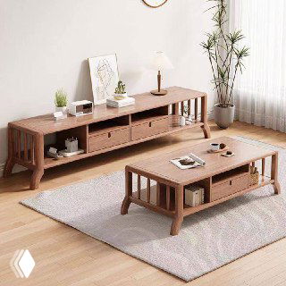 Тумба ТВ и журнальный столик из светлого массива ясеня в интерьерной сцене: открытые полки, ящики и гладкая столешница, декоративные элементы.