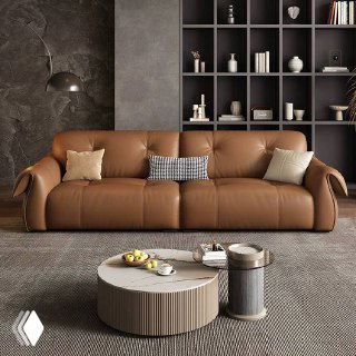 Трёхместный коричневый кожаный диван в светлом интерьере: вид спереди с декоративными подушками и журнальным столиком, общая сцена комнаты.