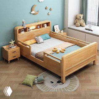 Детская кровать из дуба в светлой детской комнате с полками в изголовье, деревянный каркас и постельные принадлежности, вид спереди.