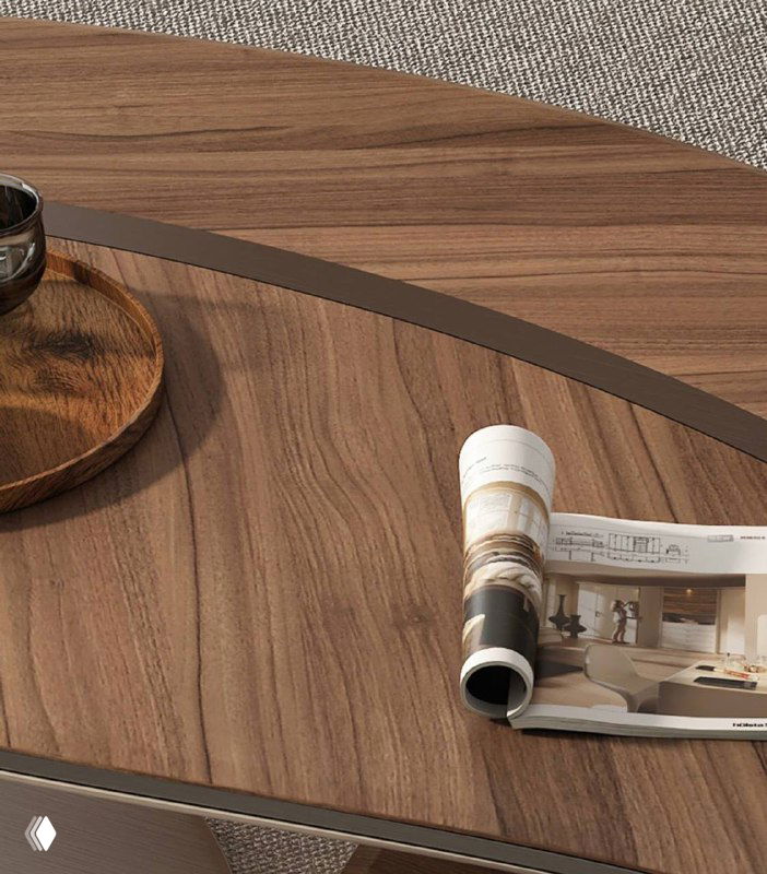 Фрагмент деревянной поверхности столешницы из ясеня с предметами декора, демонстрирующий текстуру и отделку древесины.