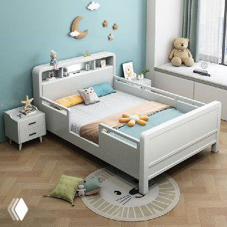 Белая детская кровать из массива дуба в аналогичной планировке, деревянный каркас, декоративные элементы и мягкие подушки на кровати.