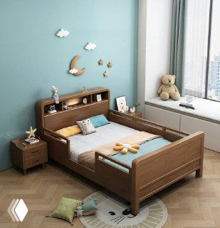 Детская кровать из дуба с декоративными ограждениями и полками, вид слева в стилизованной детской интерьере с игрушками и ковриком.