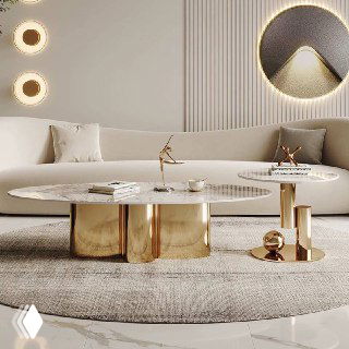 Овальный журнальный столик с белой мраморной столешницей и золотыми цилиндрическими опорами в светлом интерьере.