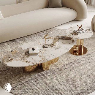 Крупный план овального столика с выраженной текстурой натурального камня и золотым глянцевым металлическим основанием.