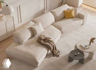 Светлый модульный диван в современной гостиной: тканевая обивка, деревянные элементы, декоративные подушки и низкий профиль