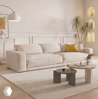 Фронтальный вид светлого дивана в минималистичной гостиной: равномерная обивка, пара декоративных подушек и журнальный столик