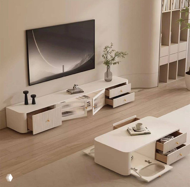 Фото светлой белой ТВ тумбы и журнального столика в минималистичном интерьере: низкая тумба с выдвижными ящиками, открытые ниши и светлый деревянный пол, декор.