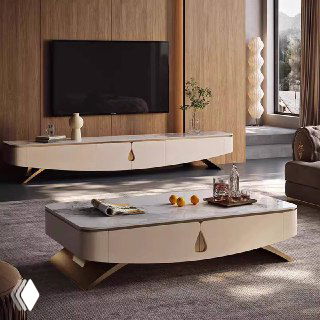 Светлая ТВ тумба и журнальный столик с плавными формами и мраморной столешницей в интерьере гостиной на фоне деревянной панели.