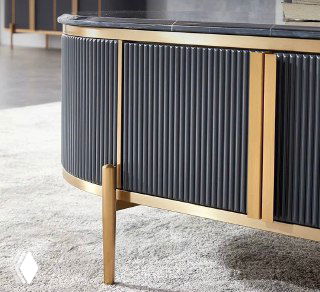 Крупный план рифлёной фасадной панели сервантa с вертикальными ламелями и золотыми опорами, демонстрация текстуры и фурнитуры изделия.