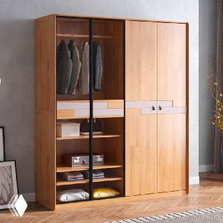 Шкаф из дуба с комбинированными дверями: левая часть со стеклянными вставками, правая — распашные двери, интерьер комнаты.