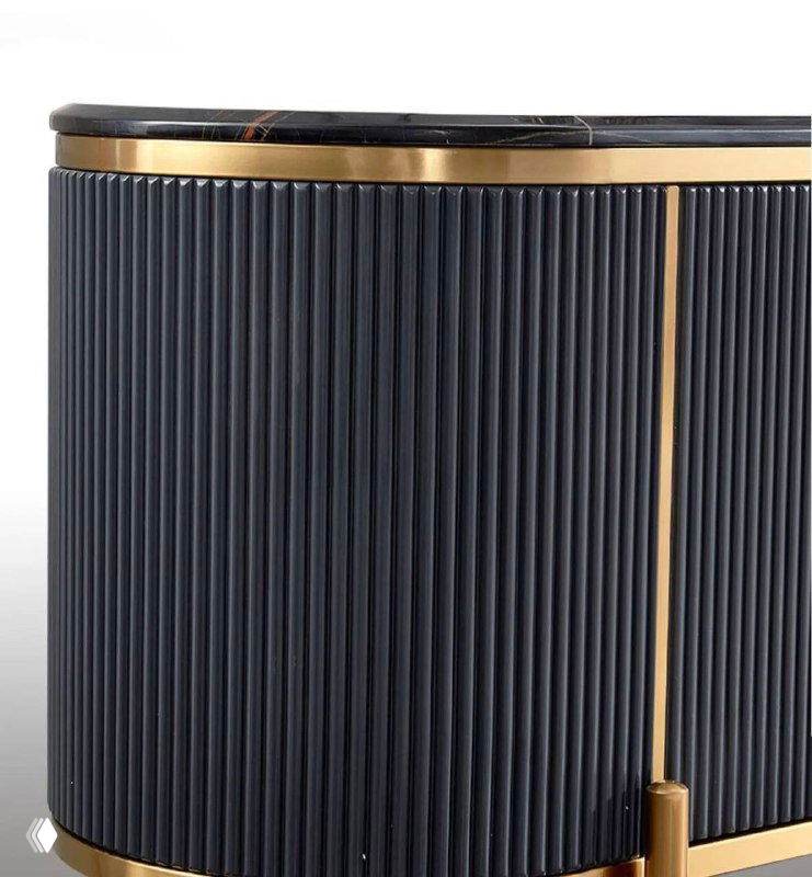 Ещё крупный план тёмного фасада и золотой планки тумбы, вид на искусную обработку кромок и материал столешницы в студийной съёмке.