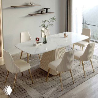 Белый обеденный стол с мраморной столешницей, комплект светлых стульев и декоративные полки в минималистичном интерьере — общий вид комнаты и композиция.