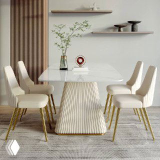 Обеденный стол с мраморной или белой глянцевой столешницей, шесть светлых стульев и аккуратная стилизация с вазой и декором на поверхности.